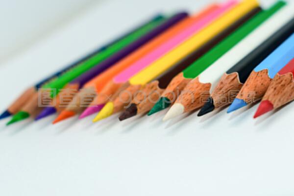 选择彩色蜡笔的特写,粘在一起排成一排