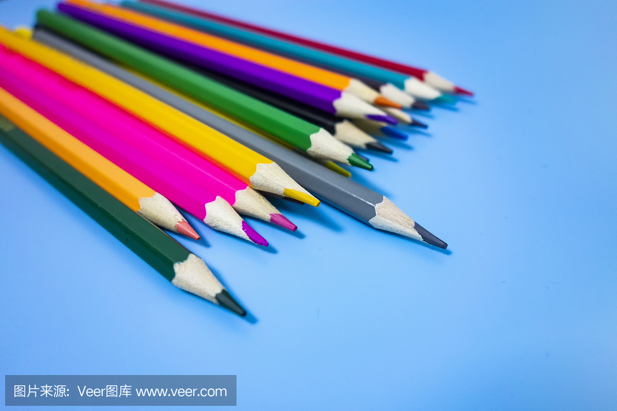 彩色铅笔整齐地排列在蓝色的背景上